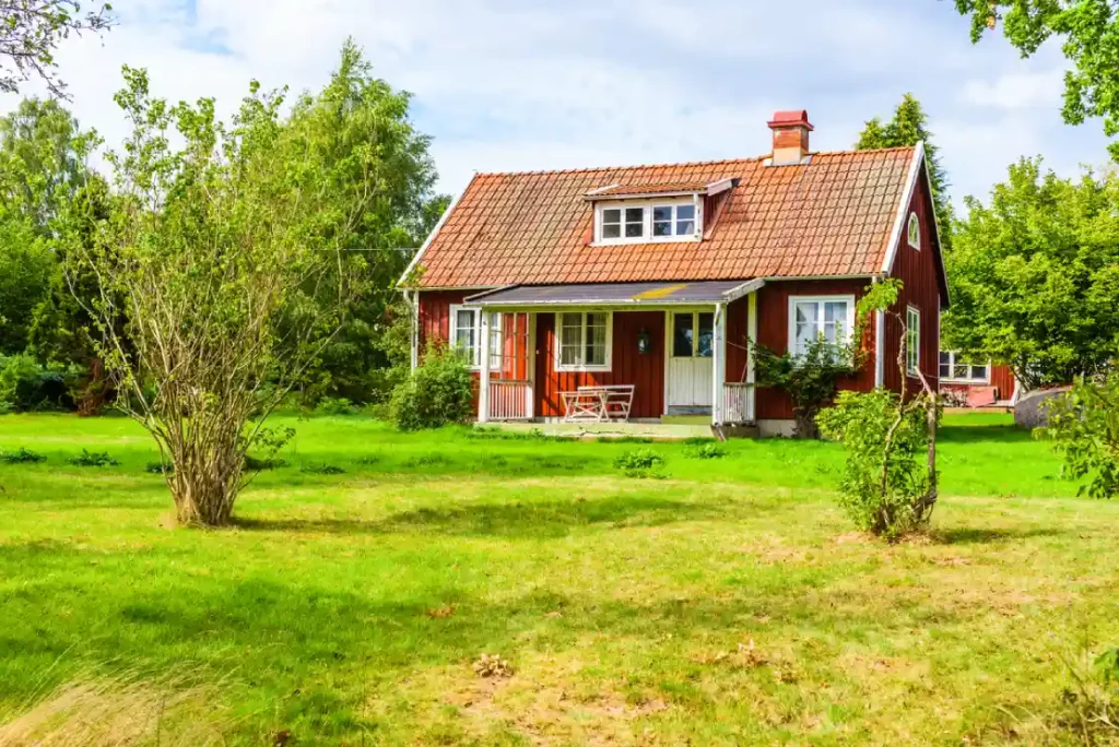 Ferienhausverwaltung Småland Schweden ein Haus mit Rasen und Bäumen