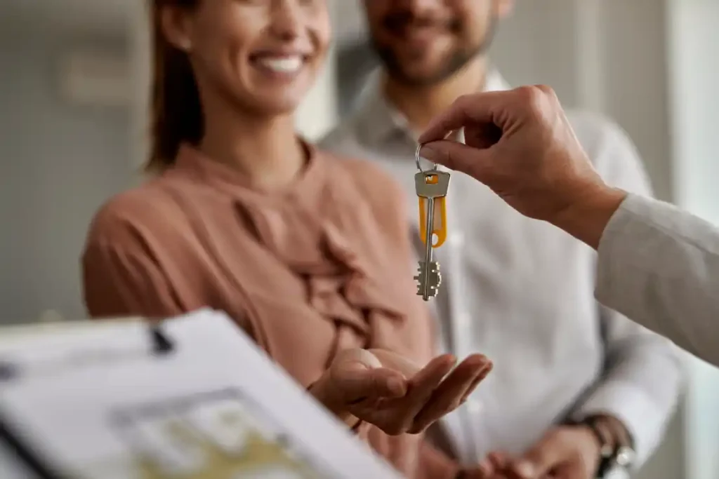 Hausmeisterservice Ferienhaus Schweden eine Person, die einer Frau einen Schlüssel überreicht