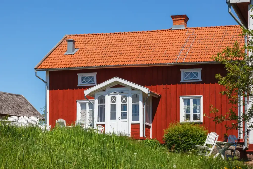 vakantiehuis diensten zweden Een rood huis met witte rand